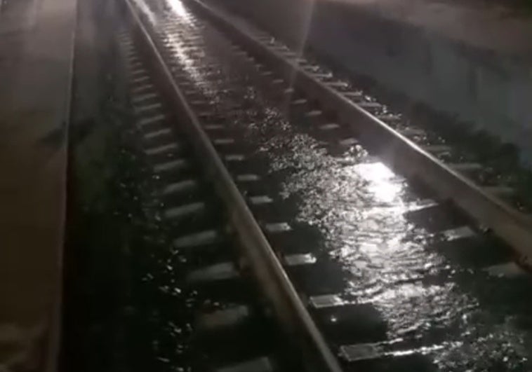 Agua corriendo por el interior del túnel 1 de alta velocidad en Abdalajís.