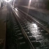 Agua corriendo por el interior del túnel 1 de alta velocidad en Abdalajís.
