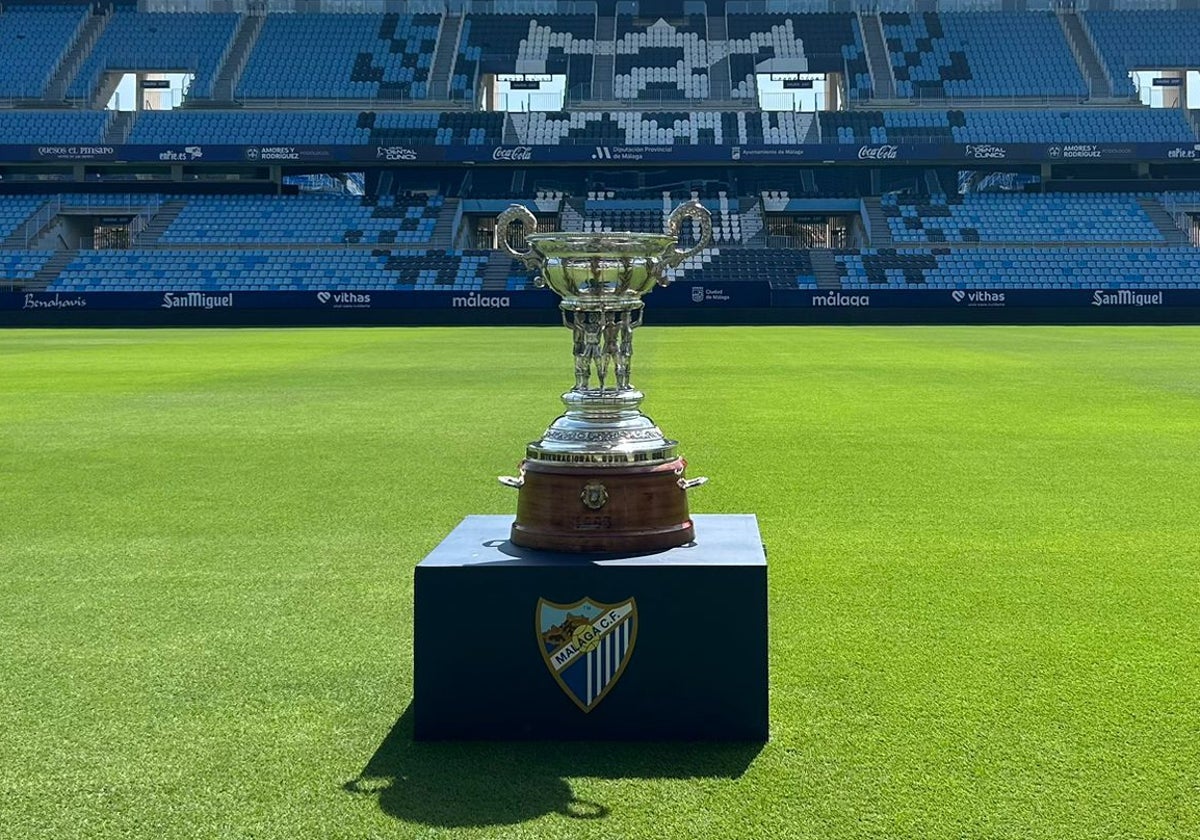 El trofeo, en el césped de La Rosaleda este viernes.
