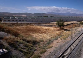 Naves en Bobadilla para el primer proyecto del anillo ferroviario, que se mantienen sin uso desde hace década.