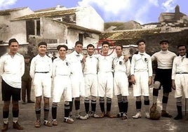 Once del Vélez C. F. en 1922. En el centro, Anita Carmona.
