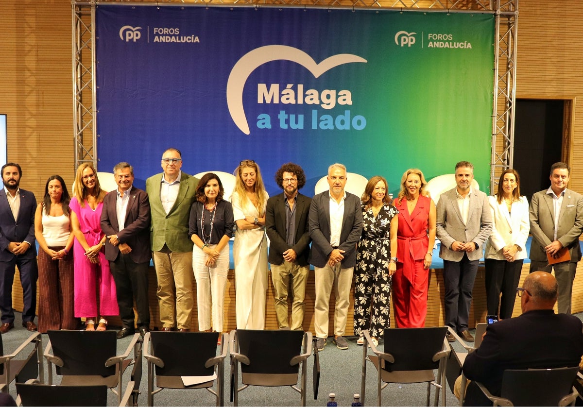 Navarro y Bendodo junto a tres consejeros andaluces y participantes de la sociedad civil en el foro económico organizado por el PP.