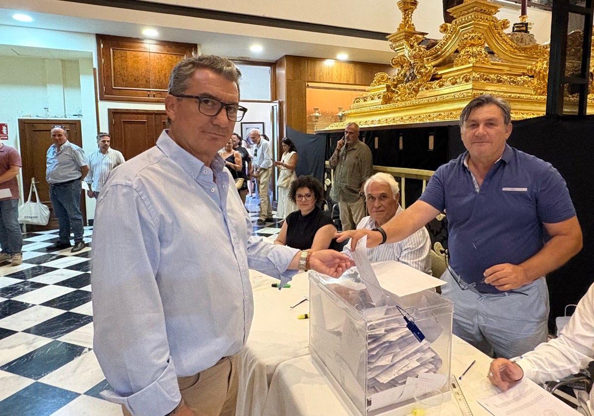 Gómez, a la izquierda de la imagen, en el momento de emitir su voto.