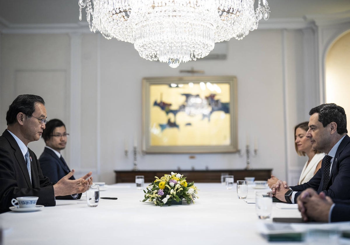 Juanma Moreno, en su encuentro con el embajador de Japón, Takahiro Nakamae, el pasado 15 de julio en Madrid