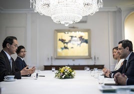 Juanma Moreno, en su encuentro con el embajador de Japón, Takahiro Nakamae, el pasado 15 de julio en Madrid
