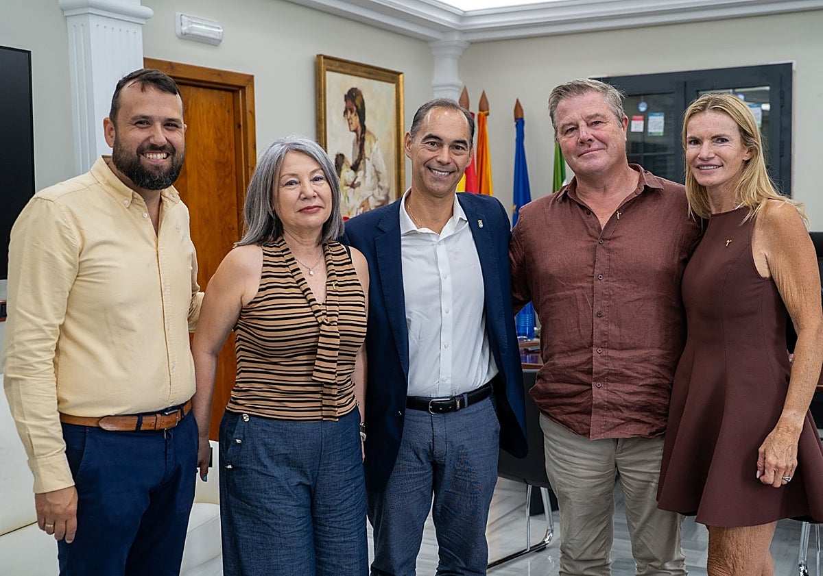 Imagen principal - El Ayuntamiento ha firmado un convenio con el Mariposario para preservar la colonia de mariposas monarca; un ejemplar que requiere de su planta nutricia, la asclepia curassavica.