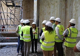 La alcaldesa, Ana Mata, visita las obras del parking de Los Santos, en Las Lagunas de Mijas.