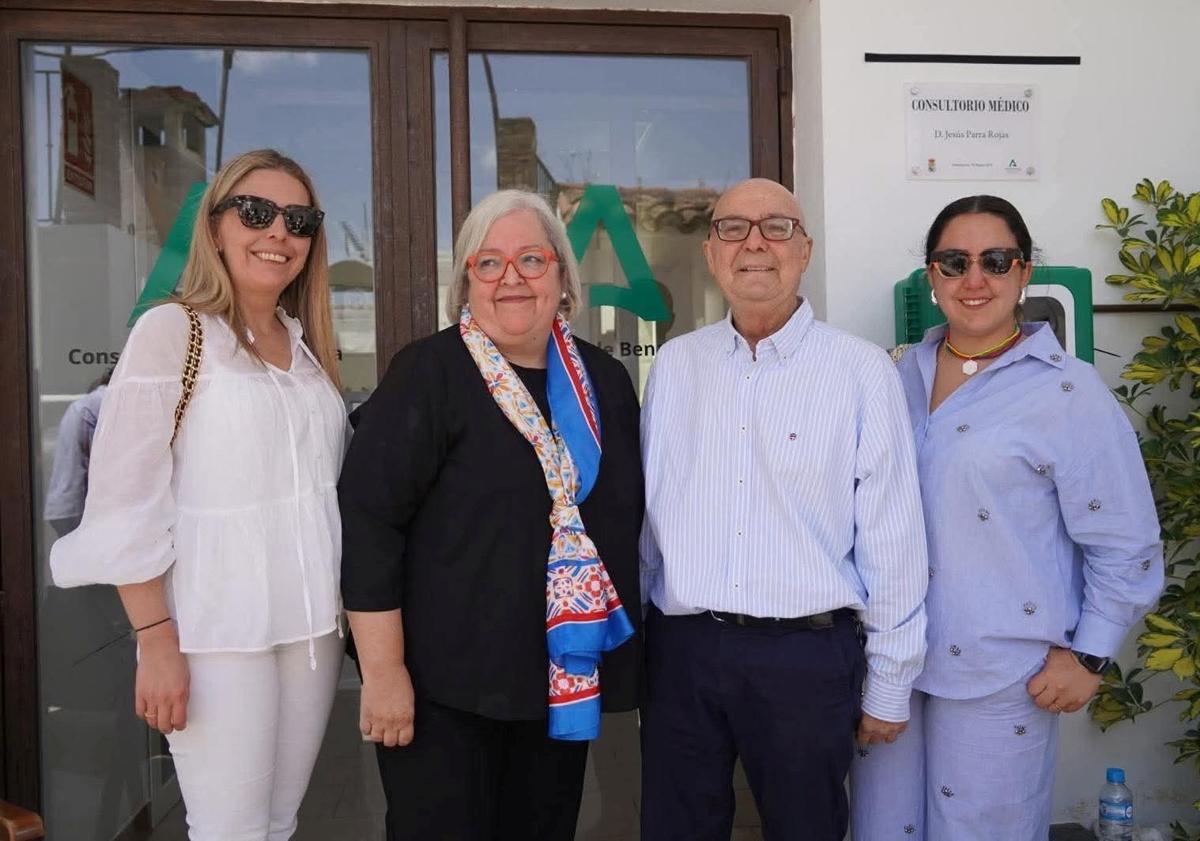 Imagen principal - El doctor Parra el día de la imposición de su nombre al consultorio sanitario de Benalauría. Bernardo de Gálvez ya tiene su sello homenajeAntonio Hidalgo.