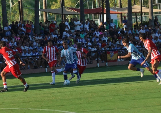 Chupete controla el balón y Niño intenta desmarcarse, este sábado ante el Almería en Masrbella.