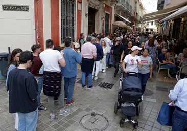 La calle Granada es una de las más transitadas del casco antiguo.