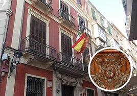 Fachada de la casa y a la derecha, cabeza femenina en la puerta