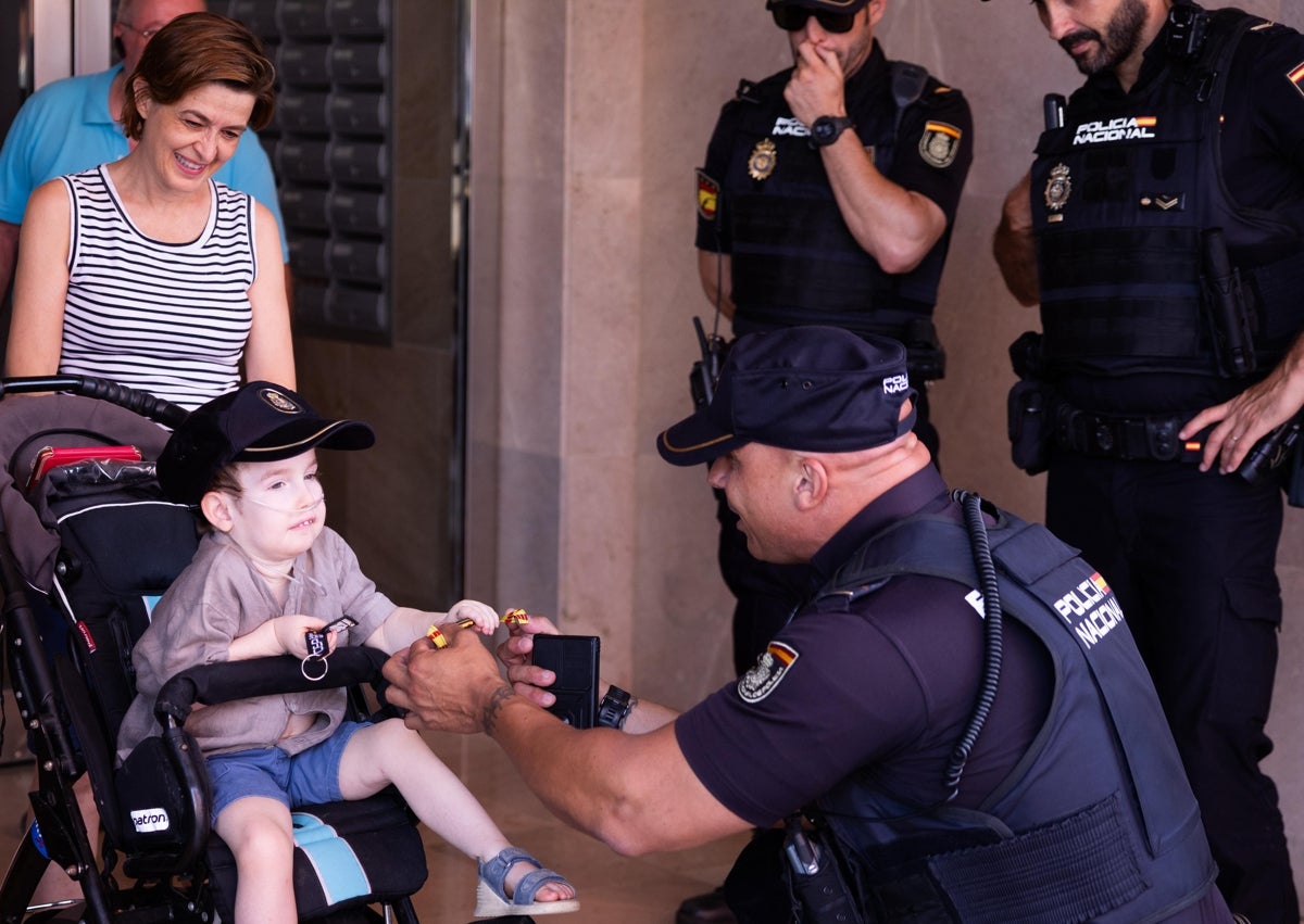 Imagen secundaria 1 - El sueño de Marco, el niño que desafía a su enfermedad rara, de ser policía