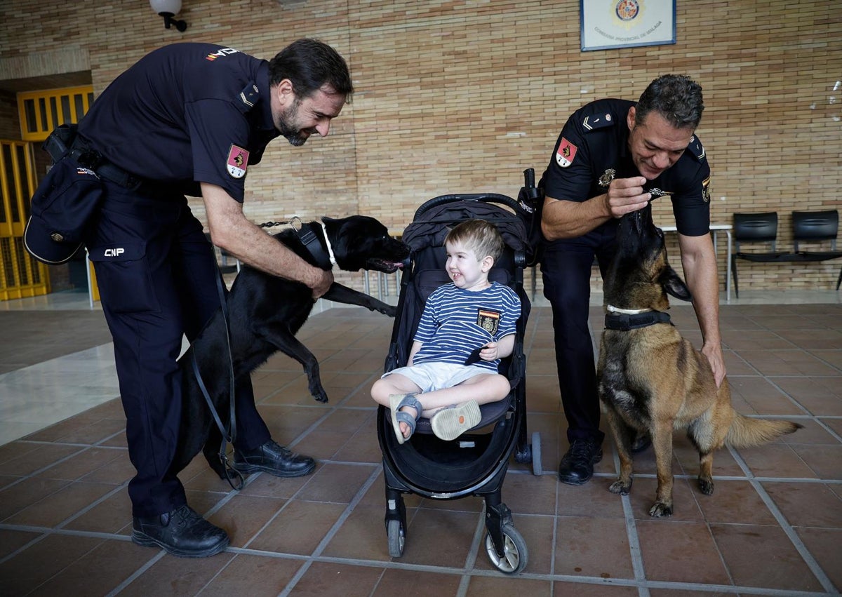 Imagen secundaria 1 - El sueño de Marco, el niño que desafía a su enfermedad rara, de ser policía