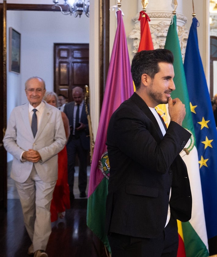 Imagen secundaria 2 - Javier Castillo durante el acto de presentación.
