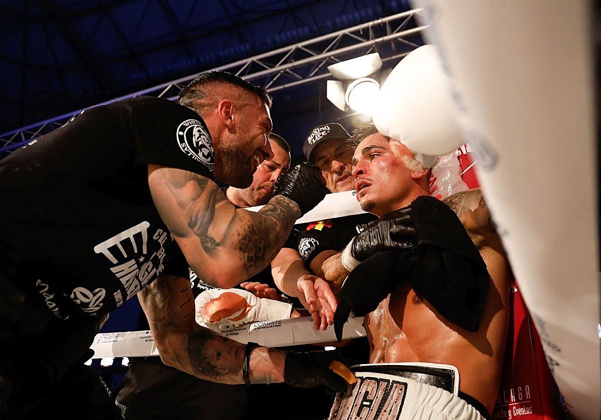 Boris Heredia instruye a Samuel Molina entre asaltos en el mes de febrero.