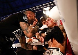 Boris Heredia instruye a Samuel Molina entre asaltos en el mes de febrero.