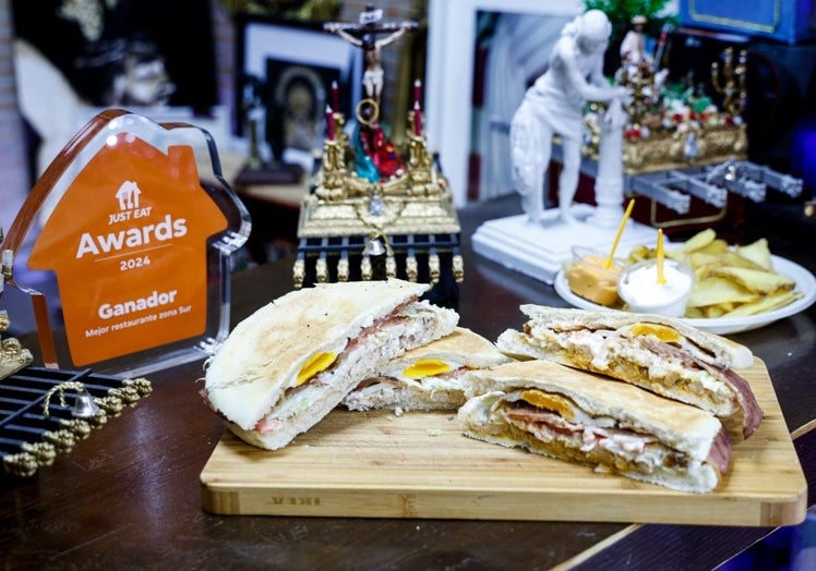 El delfipollo y el campero de pinchitos, dos de las especialidades.