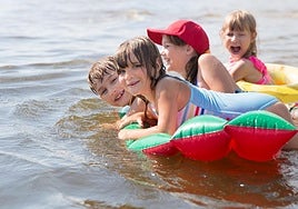 Ojo con los flotadores, hinchables y colchonetas de moda: la OCU desaconseja su uso en la playa
