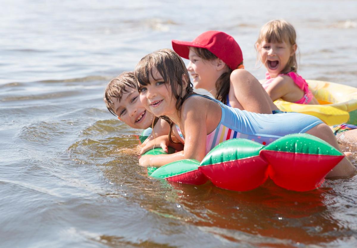 Ojo con los flotadores, hinchables y colchonetas de moda: la OCU desaconseja su uso en la playa