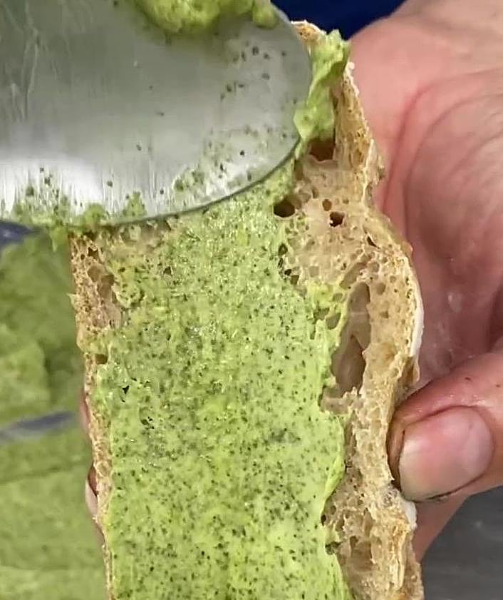 Imagen secundaria 2 - El chef de la castaña saca partido también a las hojas y a las flores en la provincia de Málaga