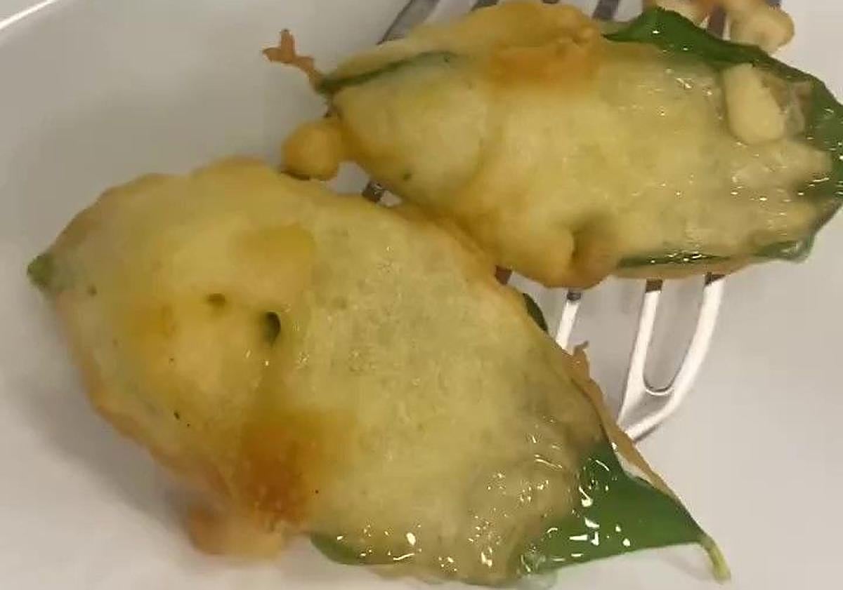 Imagen principal - El chef de la castaña saca partido también a las hojas y a las flores en la provincia de Málaga