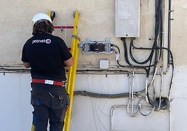 Un operario de la empresa Jetnet, en los trabajos de instalación de la fibra óptica en Torrox.