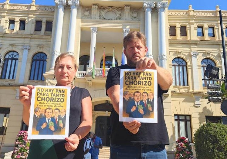 Micaela Jiménez y Nico Sguiglia, ayer a las puertas del Ayuntamiento.
