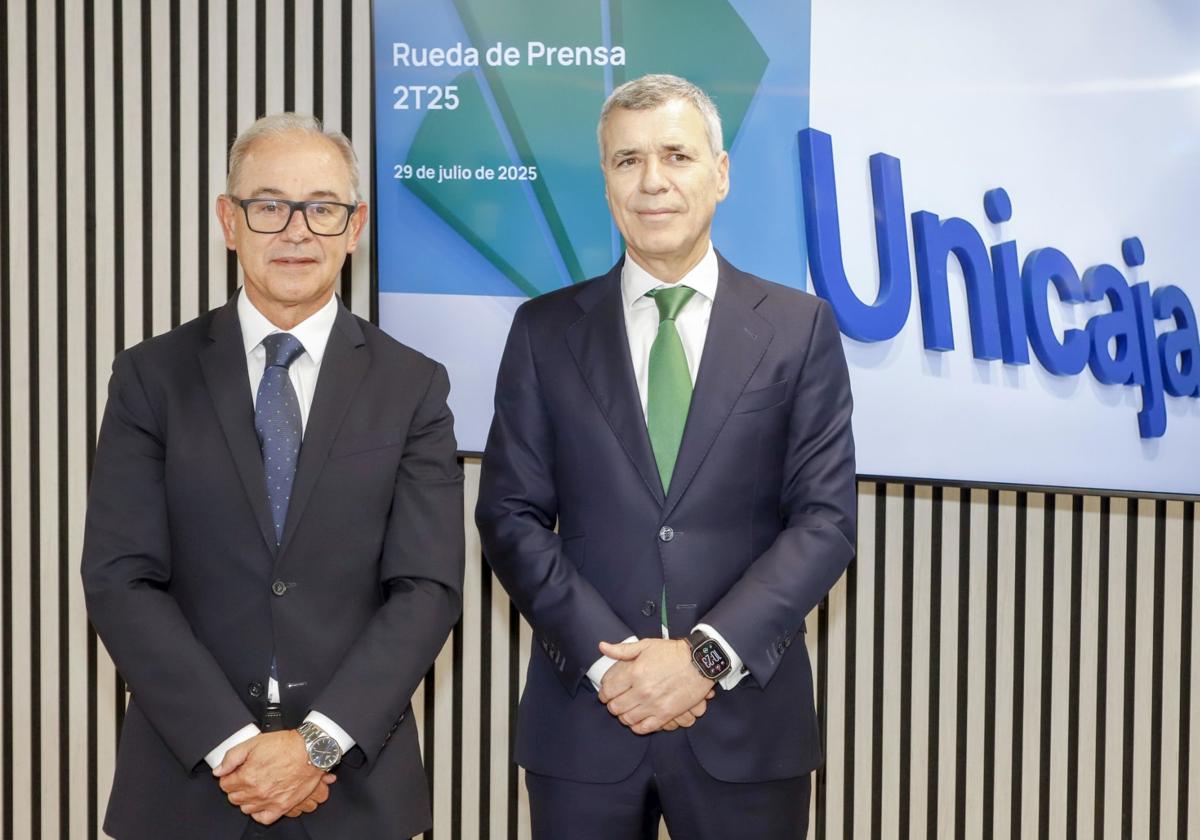 El consejero delegado de Unicaja, Isidro Rubiales, y el director general de Finanzas, Pablo González.