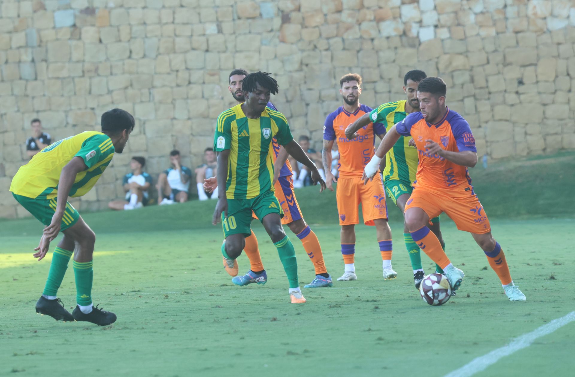 El partido entre Málaga y el Al-Wakrah en Marbella, en imágenes