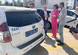 La concejala de Movilidad, Trinidad Hernández, en la presentación de los nuevos vehículos especiales.