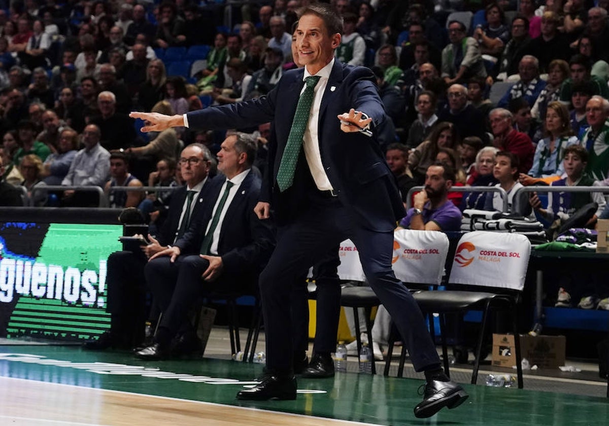 Alberto Miranda da instrucciones en un partido del Unicaja.