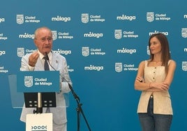 De la Torre y la portavoz popular, Elisa Pérez de Siles, en la ruedas de prensa previas al pleno de este jueves.