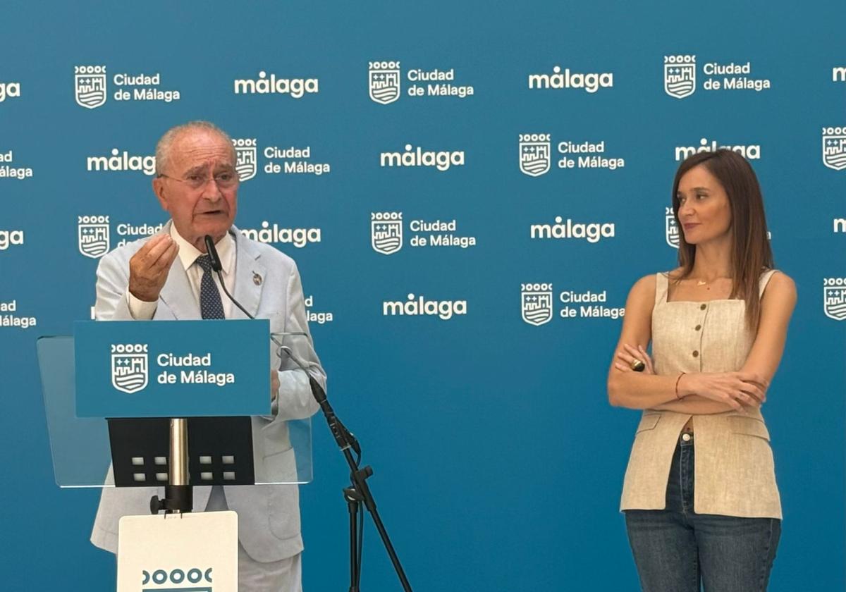 De la Torre y la portavoz popular, Elisa Pérez de Siles, en la ruedas de prensa previas al pleno de este jueves.