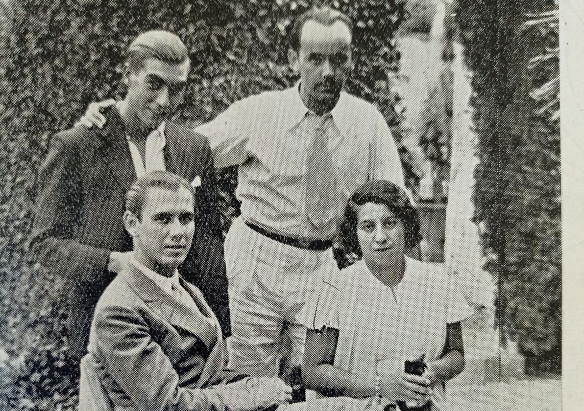 De viaje de novios en Málaga. Gerardo Carmona, Fernández Canivell, Altolaguirre y Concha Méndez.
