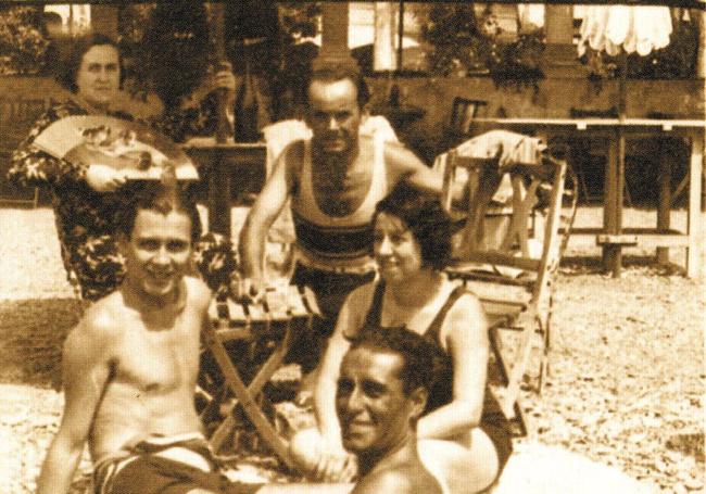 Altolaguirre con Concha Méndez, Bernabé Fernández Canivell (arriba) y Manuel Carmona (abajo) en la playa en Málaga en 1932.