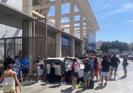 Una gran cola se mantiene a las puertas de las taquillas de La Rosaleda al mediodía de este miércoles.