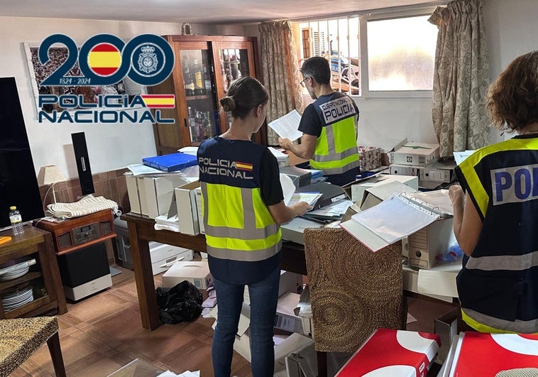 Imagen de los registros practicados por la Policía Nacional en la vivienda donde fue arrestado.