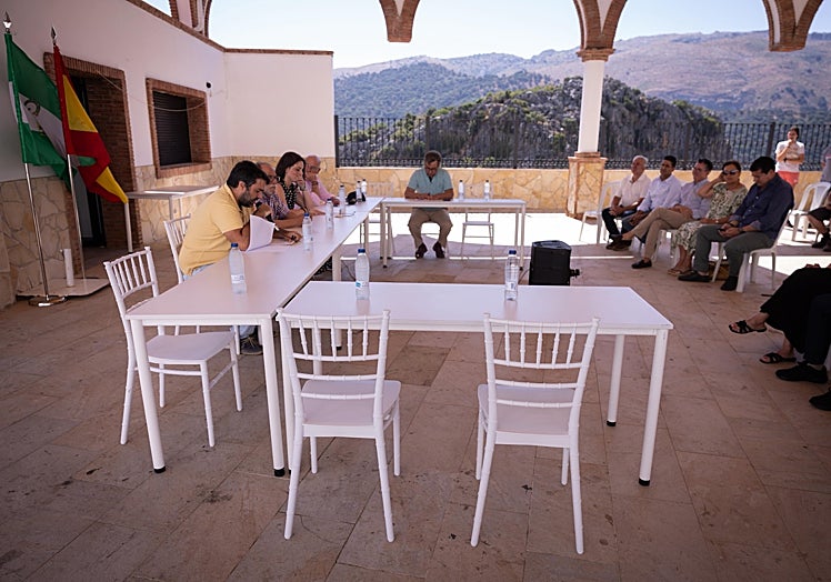 Sillas vacías de la bancada socialista durante el pleno.