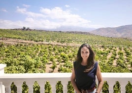 La joven agricultora veleña Elena Ruiz, en una de sus fincas.