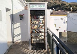 Cabina convertida en biblioteca en Moclinejo.