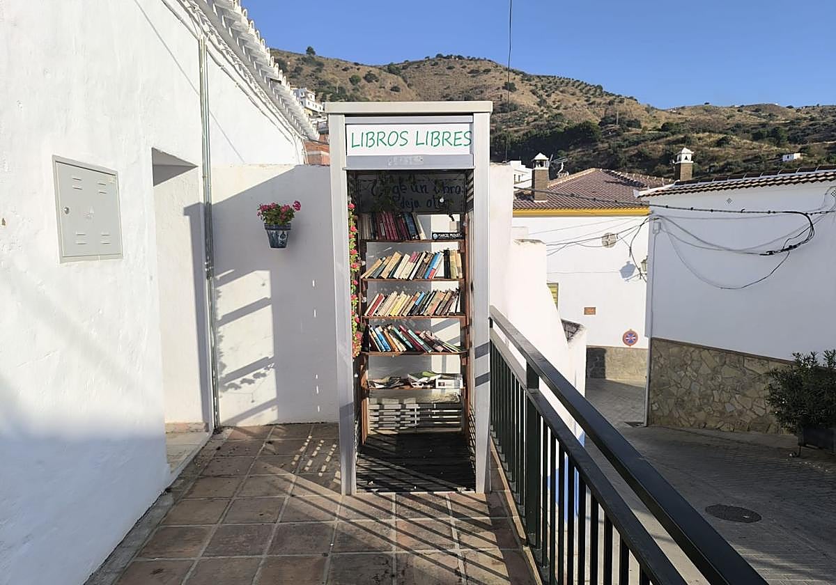 Cabina convertida en biblioteca en Moclinejo.