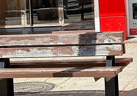 Uno de los bancos en la zona con visibles síntomas de deterioro.