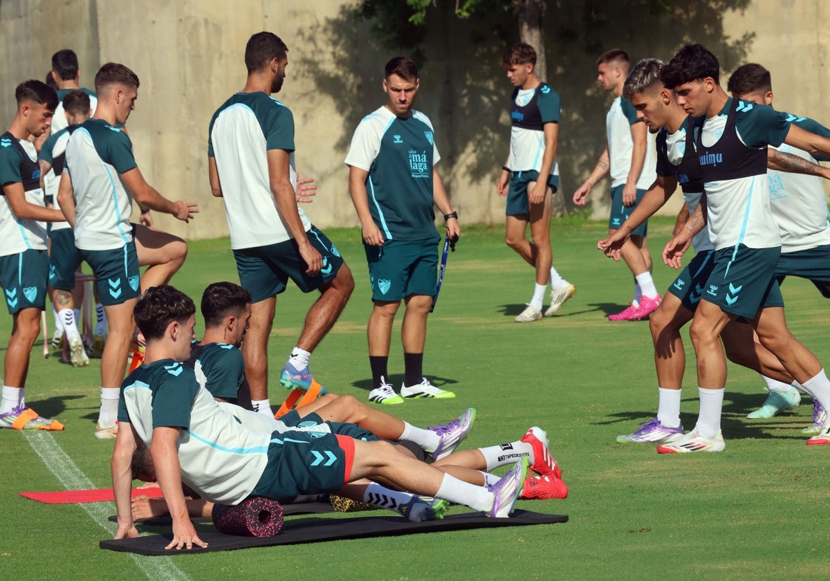 Los jugadores del Málaga se ejercitan la mañana de este jueves en la concentración de Estepona.