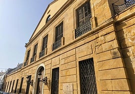 Edificio del balneario de Carratraca, que está comunicado por un túnel con el hotel.