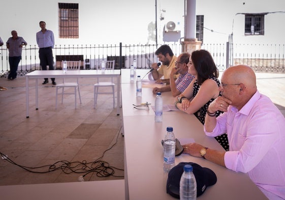 El alcalde, en primer término, durante el pleno; al fondo, las sillas vacías del PSOE.