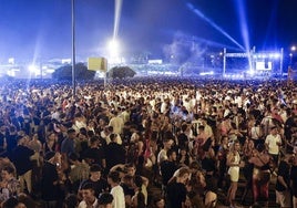 Jóvenes disfrutando de la noche en la Explanada de la Juventud.