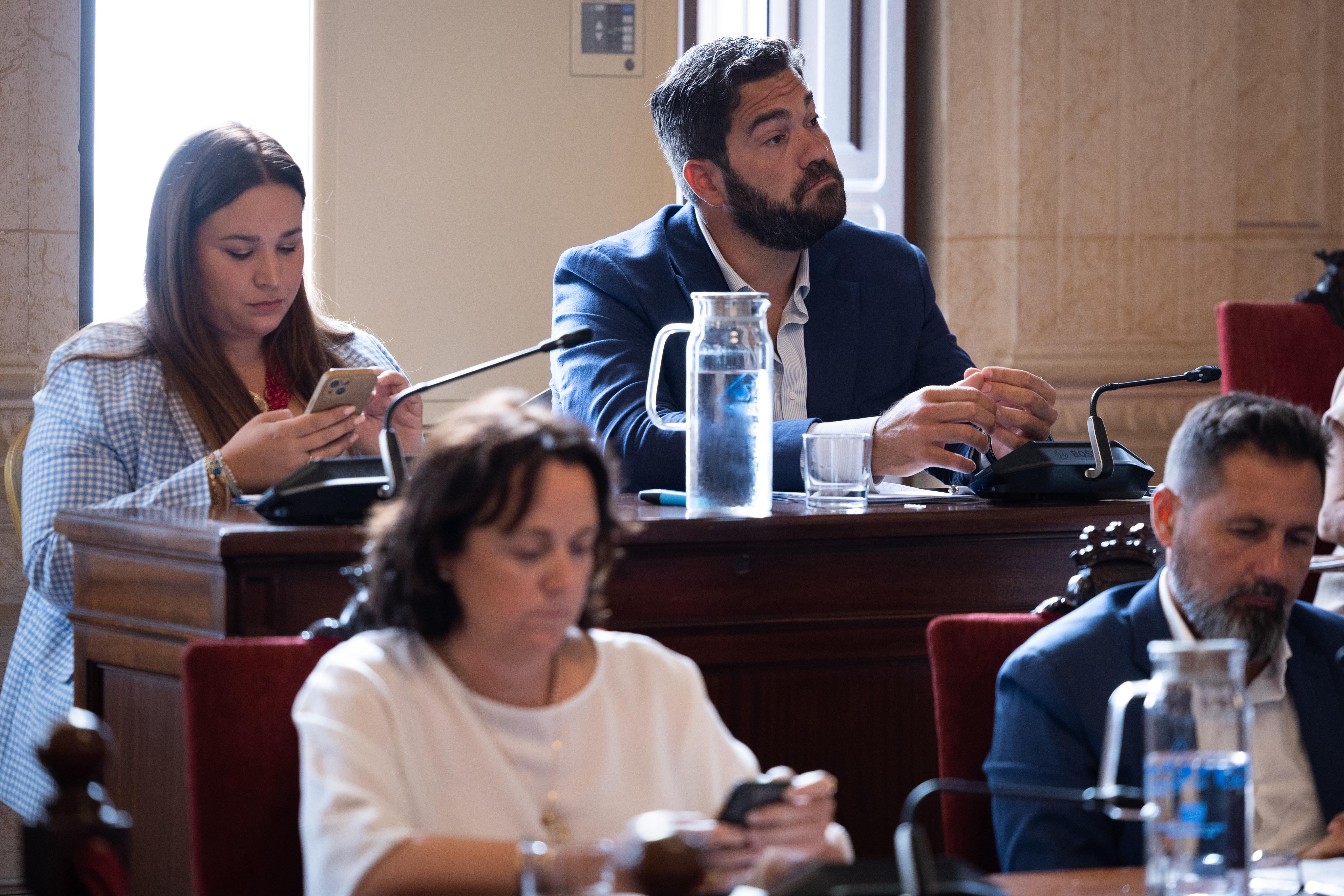 Arriba, derecha, el concejal de Deportes, Borja Vivas, que intervino en la defensa de esta iniciativa popular en el pleno para la construcción del estadio de fútbol, que no tiene ni presupuesto ni fecha.