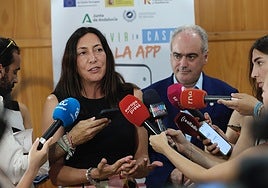 Loles López y Salvador Merino atienden a los medios de comunicación.