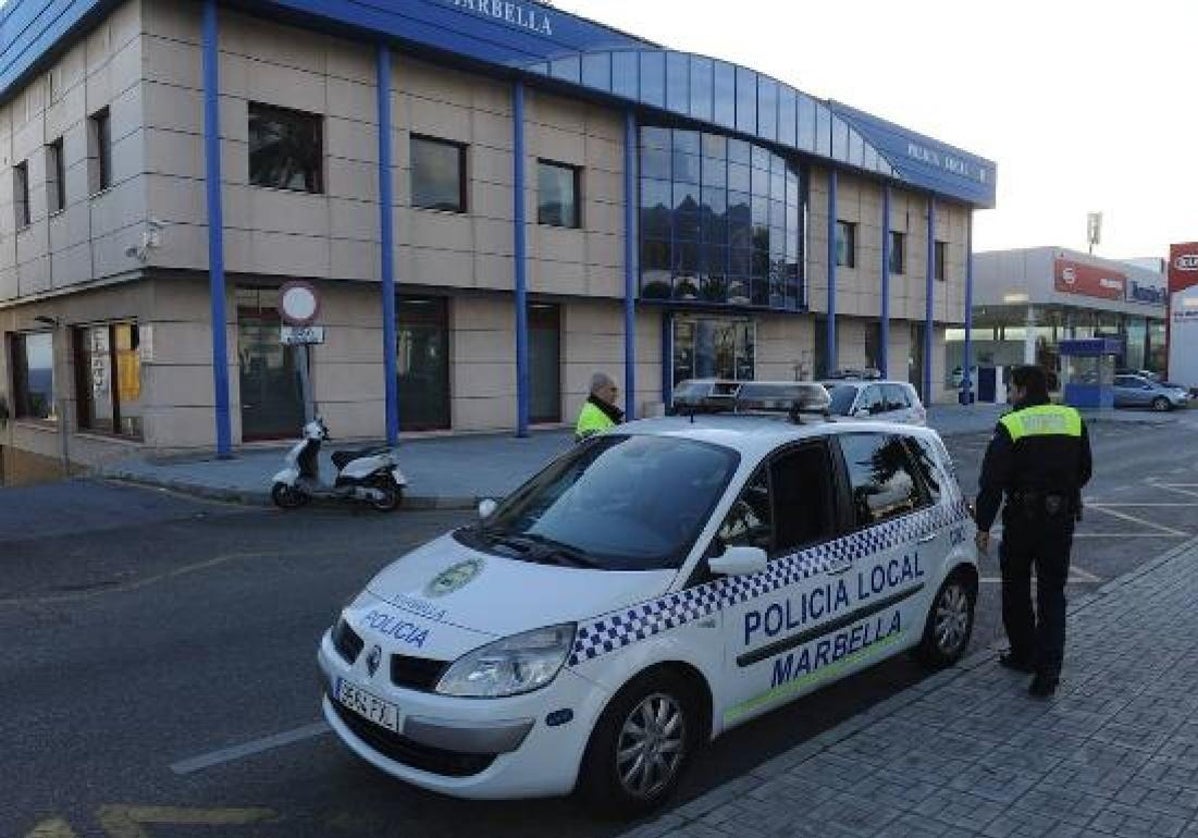 Roban un Rolex en un aparcamiento de Marbella y arrollan la barrera de seguridad al darse a la fuga