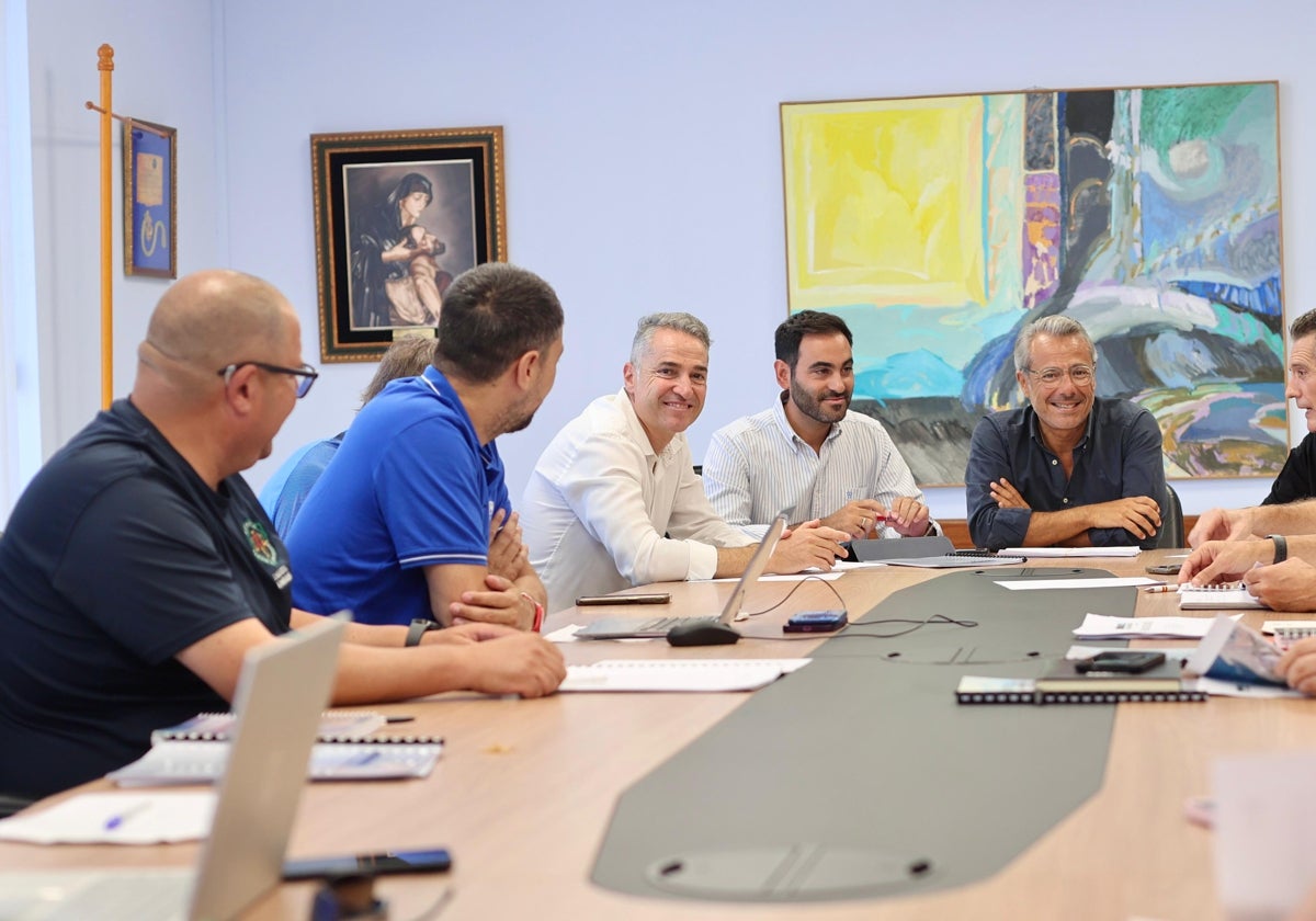 El concejal del ramo, Lisandro Vieytes, ha mantenido una reunión de coordinación con las principales delegaciones municipales.